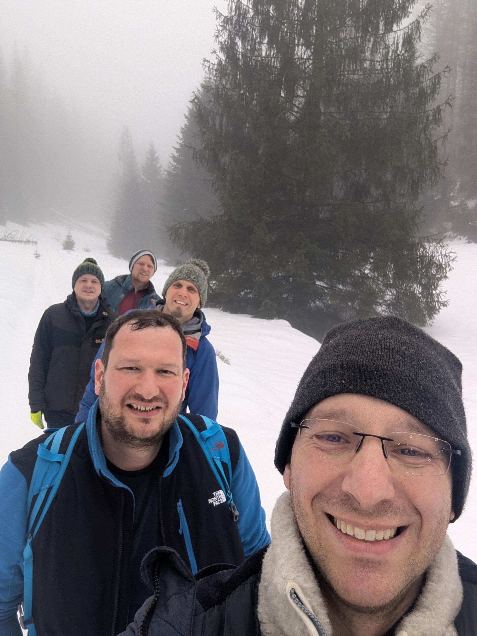 Gruppe von Personen in Winterlandschaft.