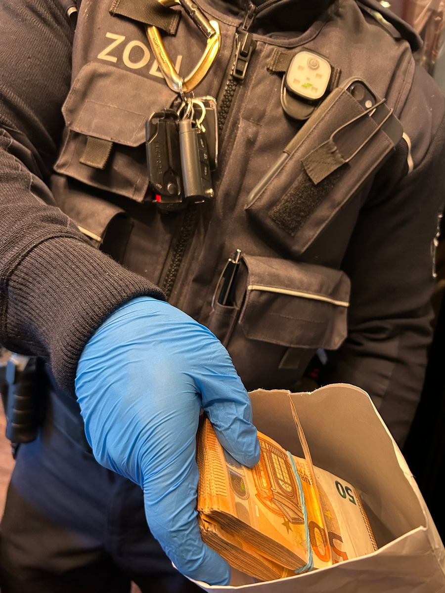 Bargeld, sichergestellt bei Durchsuchungen im Zusammenhang mit Schwarzarbeit im Abbruchgewerbe.