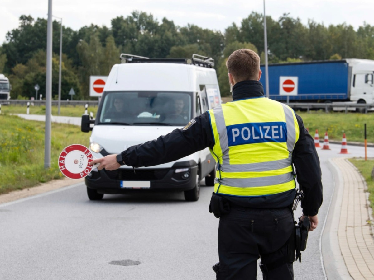 Bundespolizei führt verstärkte Grenzkontrollen an der Stadtbrücke Bad Muskau durch, bei denen mehrere gesuchte Männer festgestellt wurden.