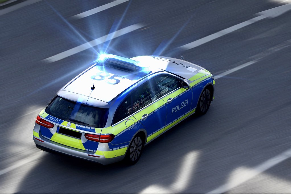 Polizeiwagen mit eingeschaltetem Blaulicht