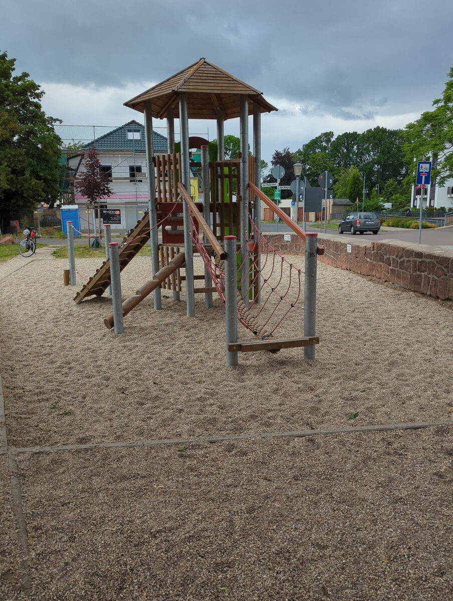 Spielplatz am Wallgraben: Klettern erlaubt, Mauer jedoch nicht