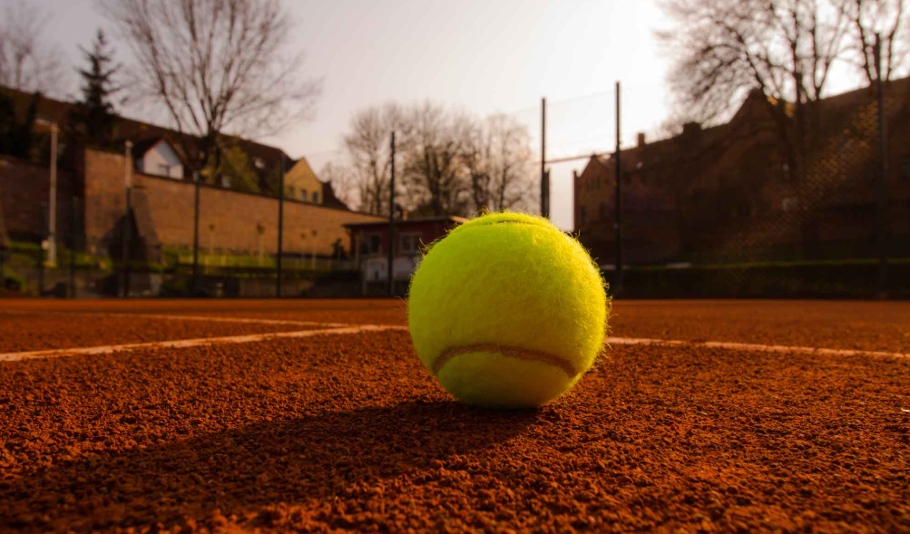 Ein Tennisball liegt auf dem Platz im Herbst im Delitzscher Tennisclub