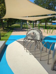 Spielplatz des Elberitzbades mit Sonnensegeln und Kletterelementen.