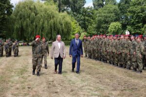 Oberst Martin Rödiger schreitet mit General a. D. Bruno Kasdorf und Oberbürgermeister Dr. Manfred Wilde die Front ab.