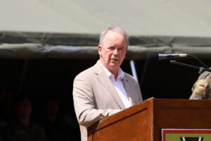 General a. D. Bruno Kasdorf spricht am Rednerpult beim Abschlussappell.