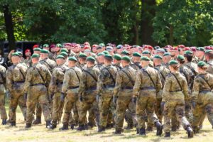 Ehrenzug marschiert mit der Truppenfahne in den Stadtpark Delitzsch ein.