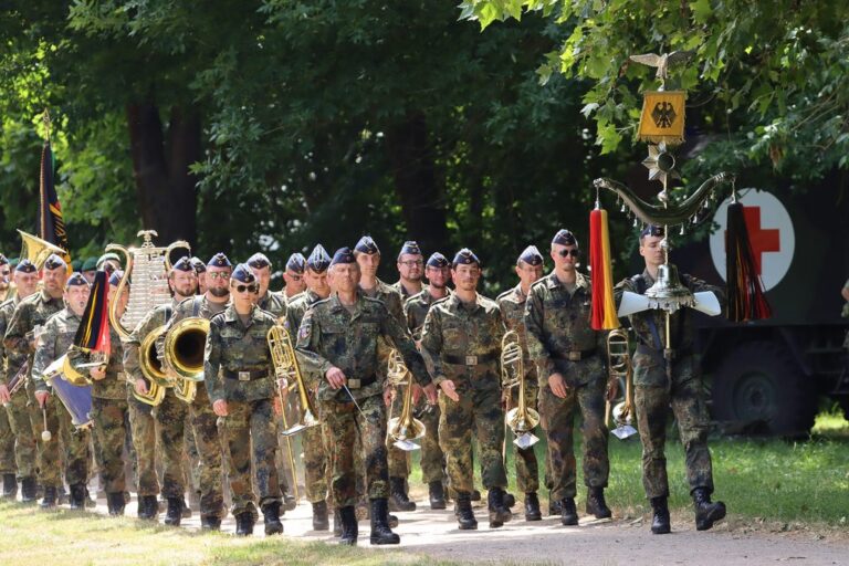 Das Luftwaffenmusikkorps Erfurt marschiert zum Abschlussappell ein.