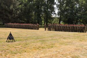 Abordnungen aller vier Lehrgruppen treten im Stadtpark Delitzsch zum Appell an.