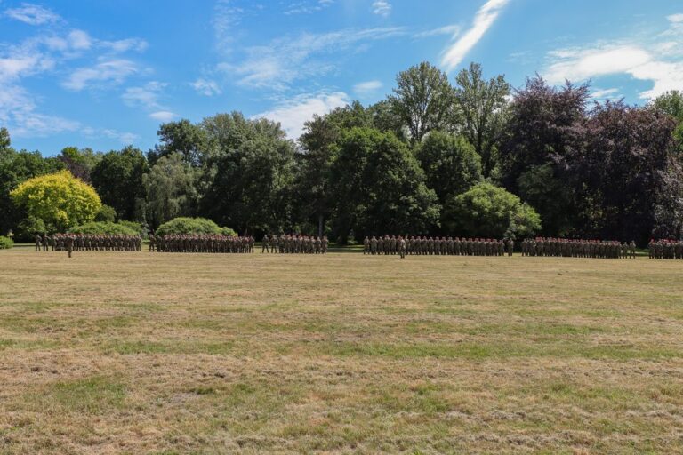 Abordnungen aller vier Lehrgruppen der Unteroffizierschule des Heeres im Stadtpark Delitzsch.
