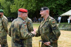 Oberst Martin Rödiger gratuliert dem ersten Bestpreisträger.