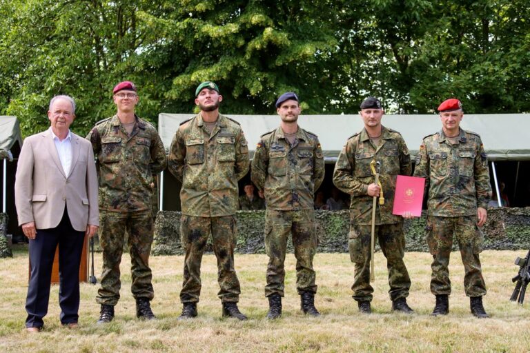 Vier ausgezeichnete Lehrgangsbeste beim Abschlussappell im Stadtpark Delitzsch.