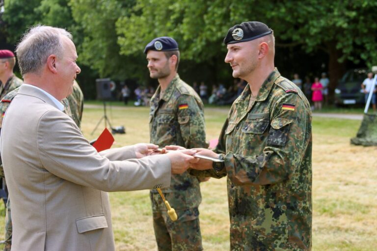 General a. D. Bruno Kasdorf überreicht den Säbel-Bestpreis an Marco F.