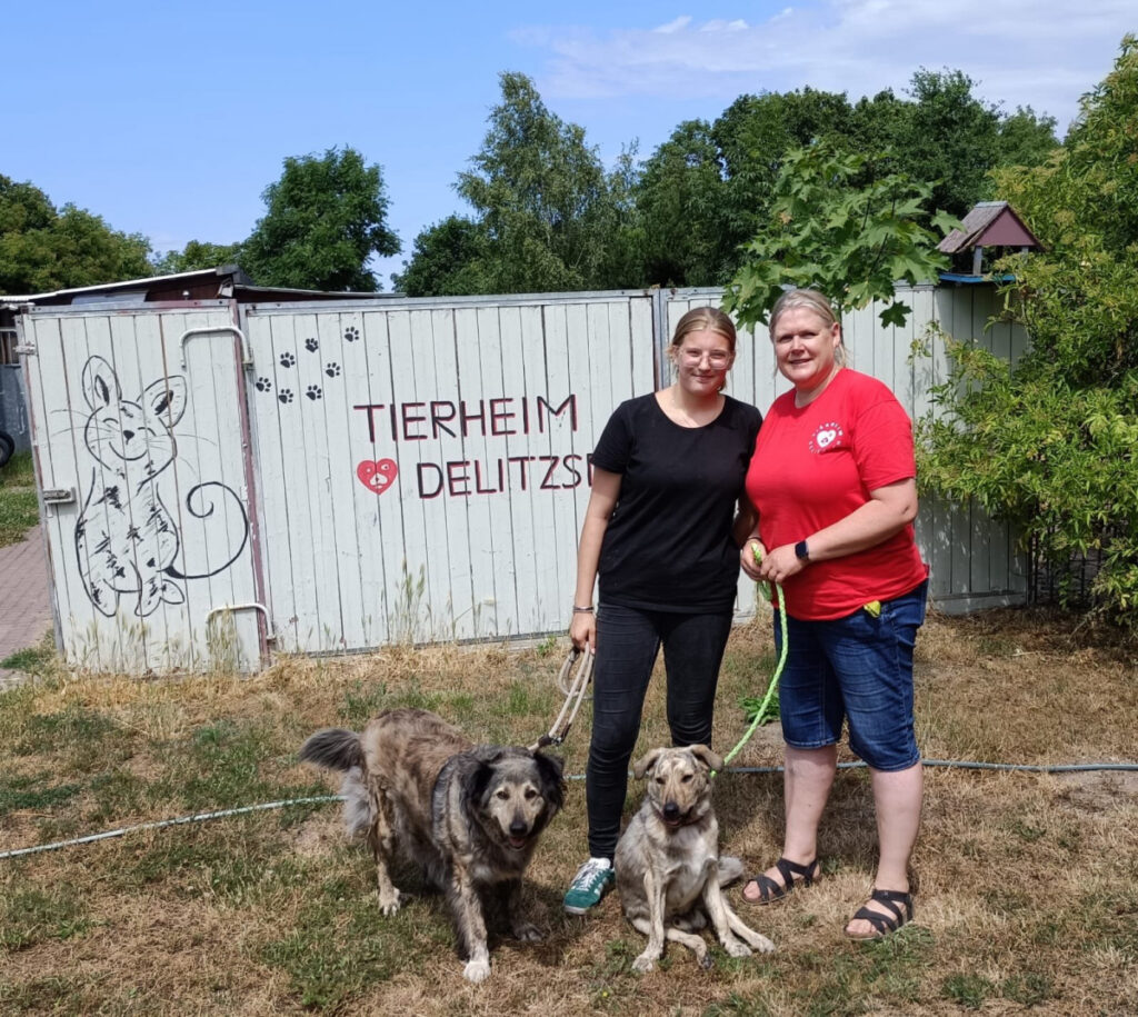 Annett Emrich und Rieke vor einem Zaun des Tierheims Delitzsch