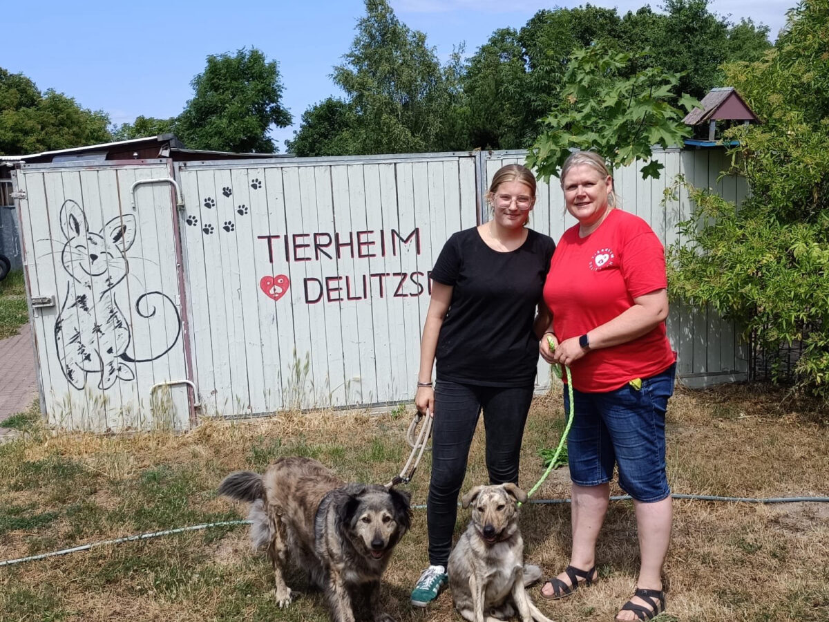 Annett Emrich und Rieke vor einem Zaun des Tierheims Delitzsch