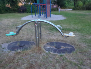 Abenteuer und Schatten: Der Spielplatz in der Elbritzstraße