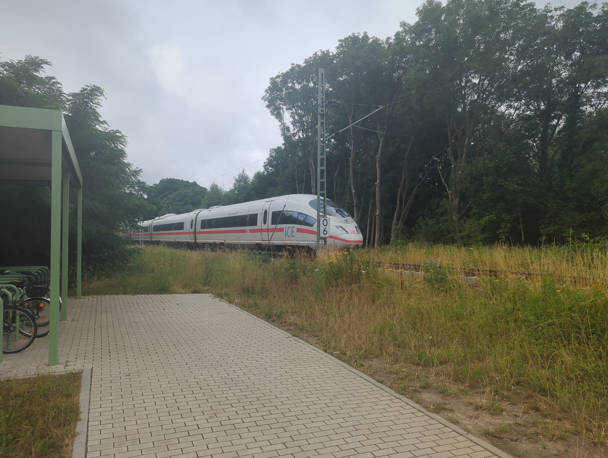 Überraschung am Bahnübergang: ICE-Züge in Delitzsch