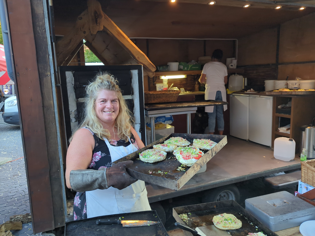 Anbieterin mit frisch gebackenen Fladenbroten beim Delitzscher Abendmarkt