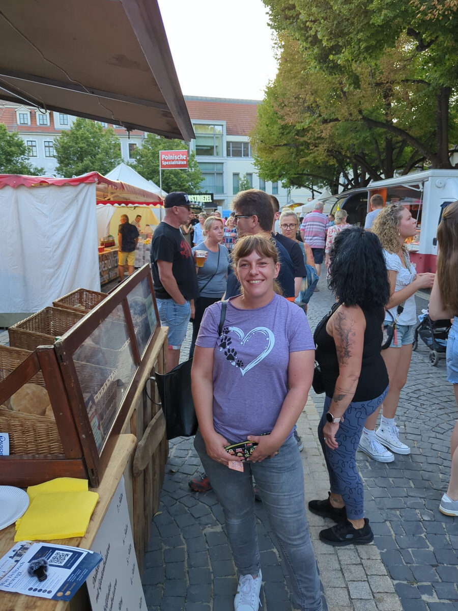 Anbieterin am Brotstand auf dem Delitzscher Abendmarkt
