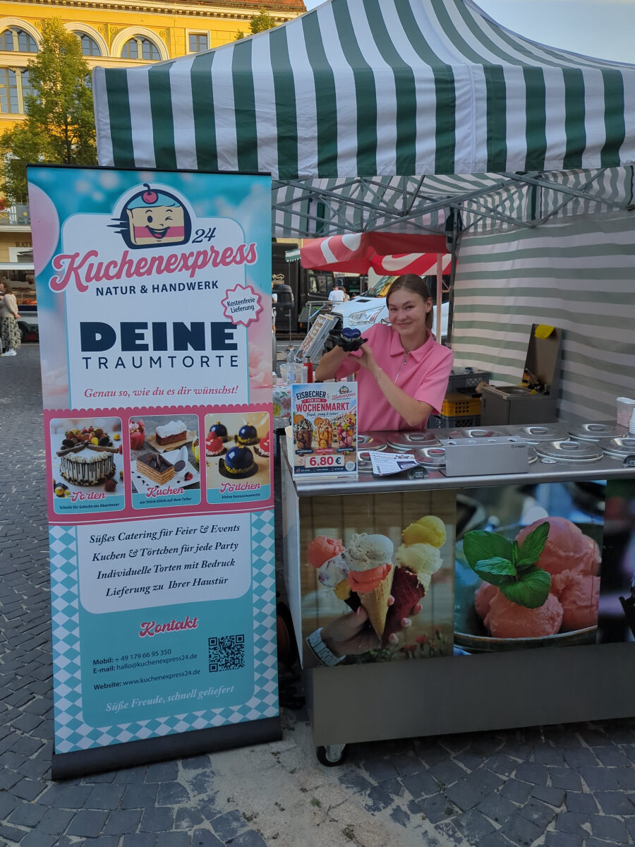 Katja am Stand von Kuchenexpress 24 beim Delitzscher Abendmarkt