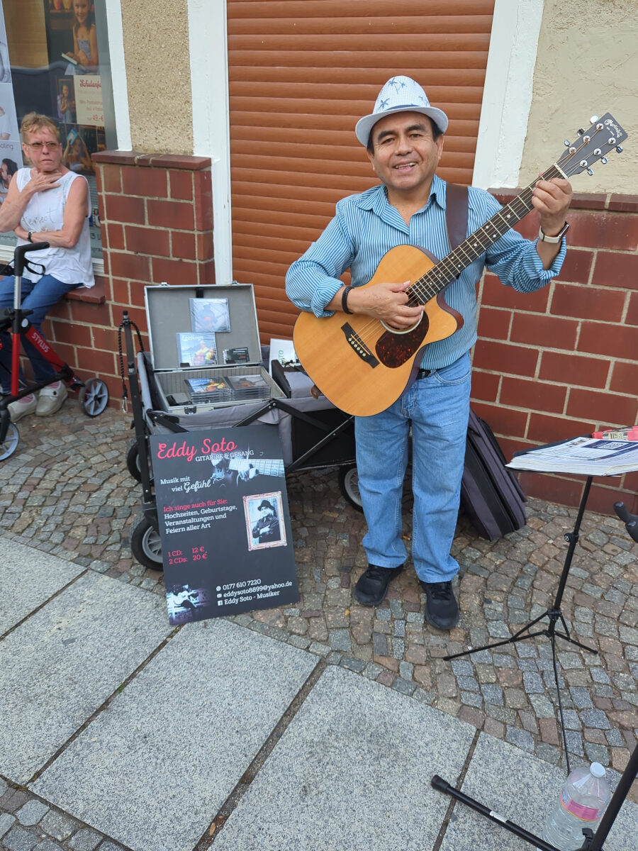 Musiker Eddy Sotto mit Gitarre beim Delitzscher Abendmarkt