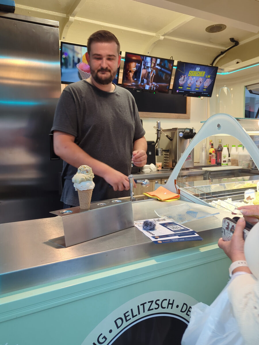 Eisverkauf am Gelato-Stand beim Delitzscher Abendmarkt