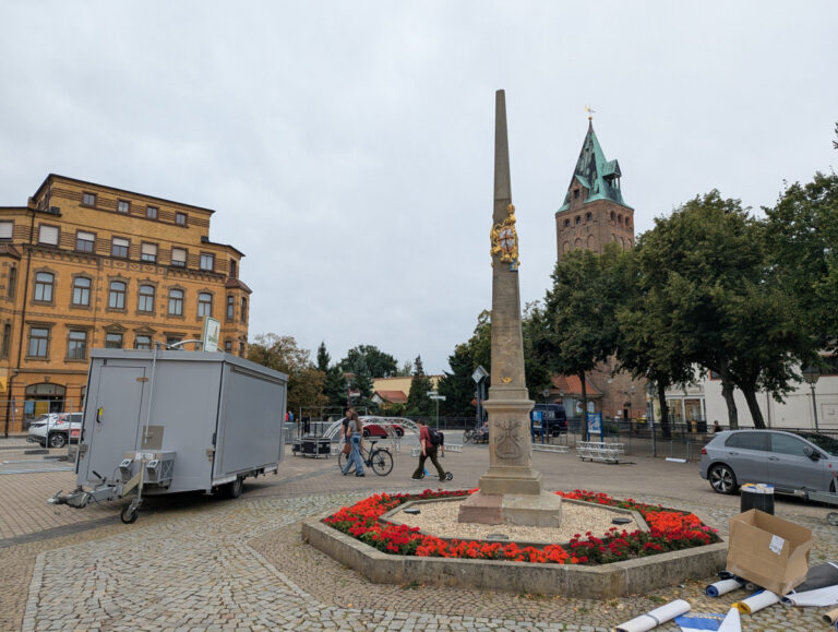 Veranstaltungsaufbau an der Postmeilensäule am Roßplatz Postmeilensäule am Roßplatz mit Absperrgittern und Veranstaltungstechnik im Hintergrund