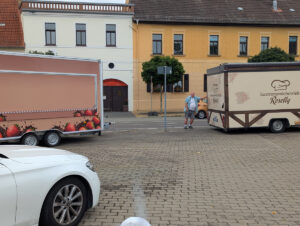 Zwei Verkaufswagen, darunter ein Wagen des Gastronomiebetriebs Roselly, beim Aufbau am Roßplatz
