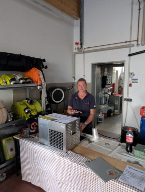 Getränkeausgabe im Gerätehaus Benndorf Eine Helferin steht während des Feuerwehr-Vereinsfests hinter der Getränkeausgabe im Gerätehaus Benndorf.