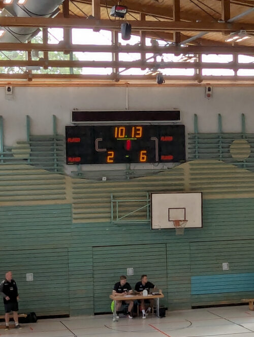 Die Anzeigetafel zeigt beim Eröffnungsspiel des Lober-Cups kurz vor der Halbzeit einen Spielstand von 2:6.