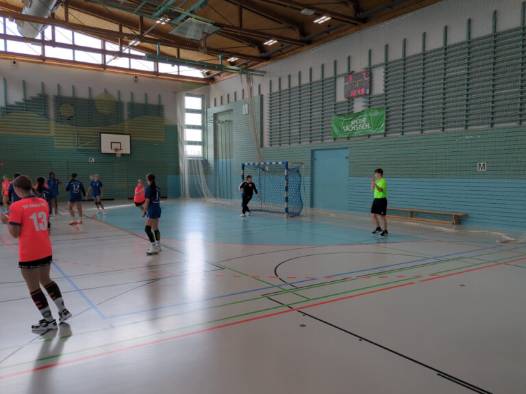 Spielszene aus der Auftaktpartie des Lober-Cups zwischen BSG Aktivist Gräfenhainichen und HV Glesien.