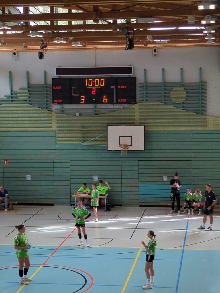Spielerinnen der SG Kühnau und des NHV Concordia Delitzsch beim zweiten Spiel des Lober-Cups.