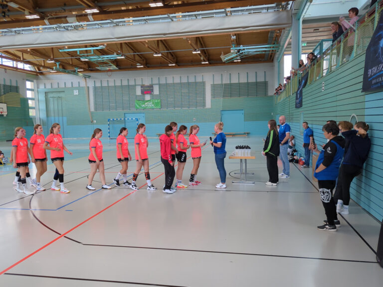 Die Spielerinnen des HV Glesien gehen bei der Siegerehrung des Lober-Cups an den Organisatorinnen vorbei.