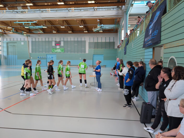 Die Spielerinnen der SG Kühnau gehen bei der Siegerehrung des Lober-Cups an den Organisatorinnen vorbei.