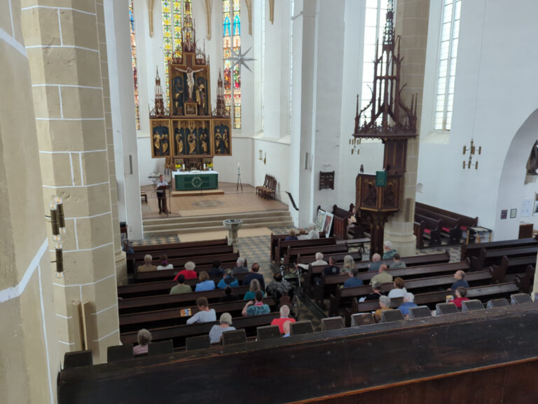 Blick von der Orgelempore auf den Altar und das Publikum in der Stadtkirche St. Peter und Paul in Delitzsch.