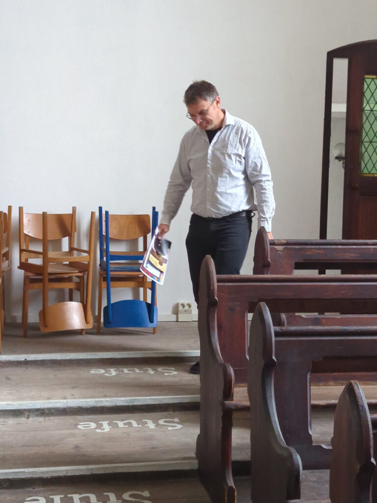 Kantor Jörg Topfstedt geht nach seiner Einführung durch die Stadtkirche zurück zur Orgelempore.