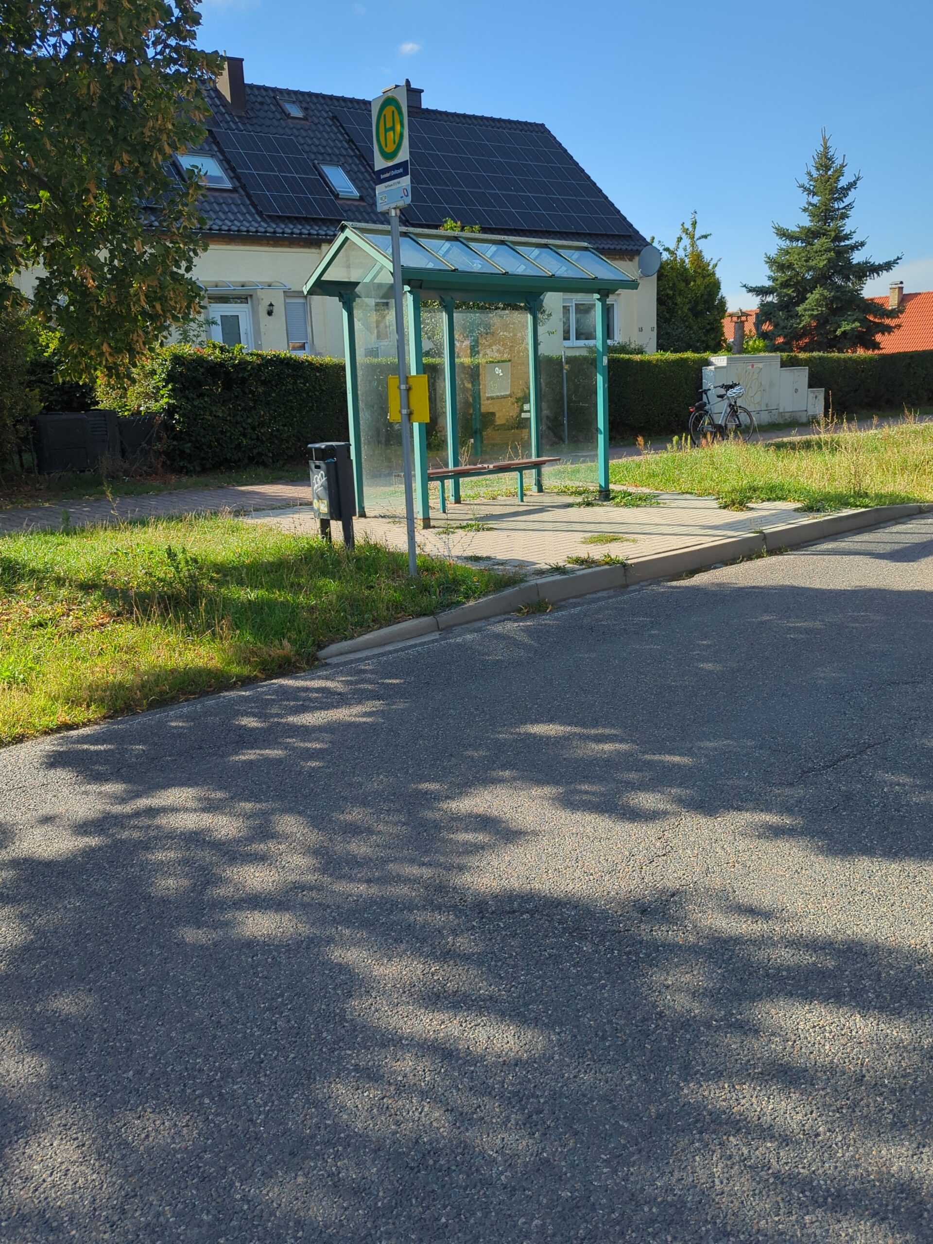 Wartehäuschen der Bushaltestelle Benndorf an der Kreisstraße.