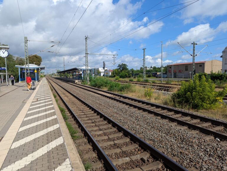 Blick über die leeren Gleise am Delitzscher unteren Bahnhof