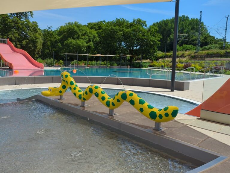Kinder- und Familienbereich des Elberitzbades mit Wasserspiel, Rutsche und Becken.