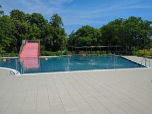 Blick auf die Freibadanlage des Elberitzbades mit Rutsche und Becken
