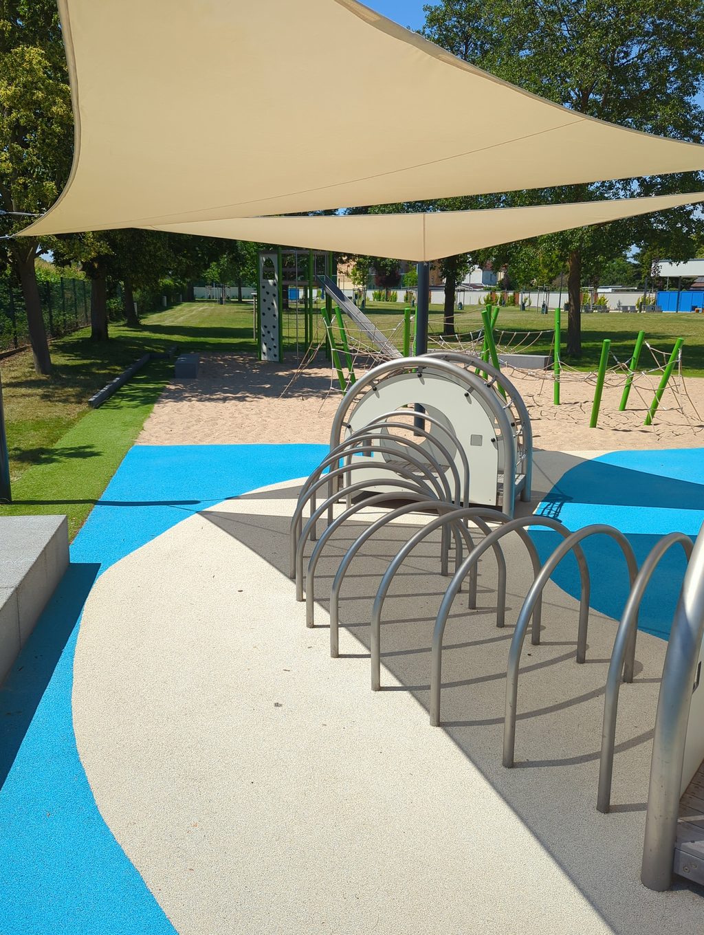 Spielplatz des Elberitzbades mit Sonnensegeln und Kletterelementen.