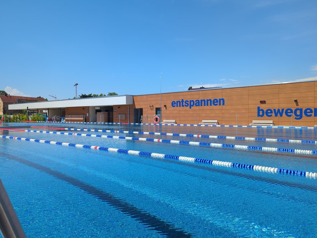 Sportbecken des Elberitzbades mit Blick auf das Funktionsgebäude.