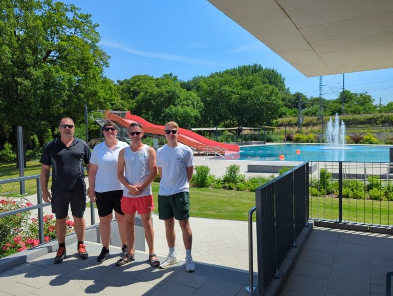 Teamfoto des Elberitzbades vor der Freibadanlage.