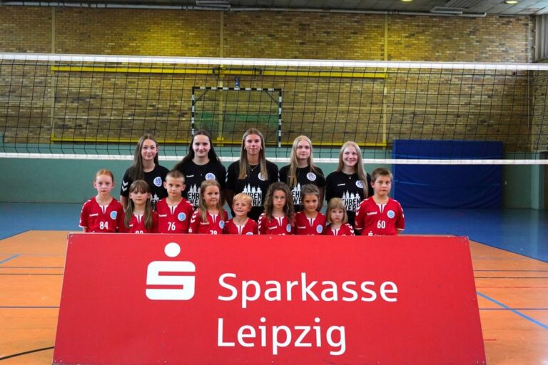 Kinder und Jugendspielerinnen des GSVE Delitzsch in der Sporthalle an der Oststraße.