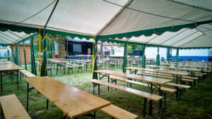 Aufgestellte Festzelte, leere Bänke und eine Bühne im vorbereiteten Döbernitzer Park.