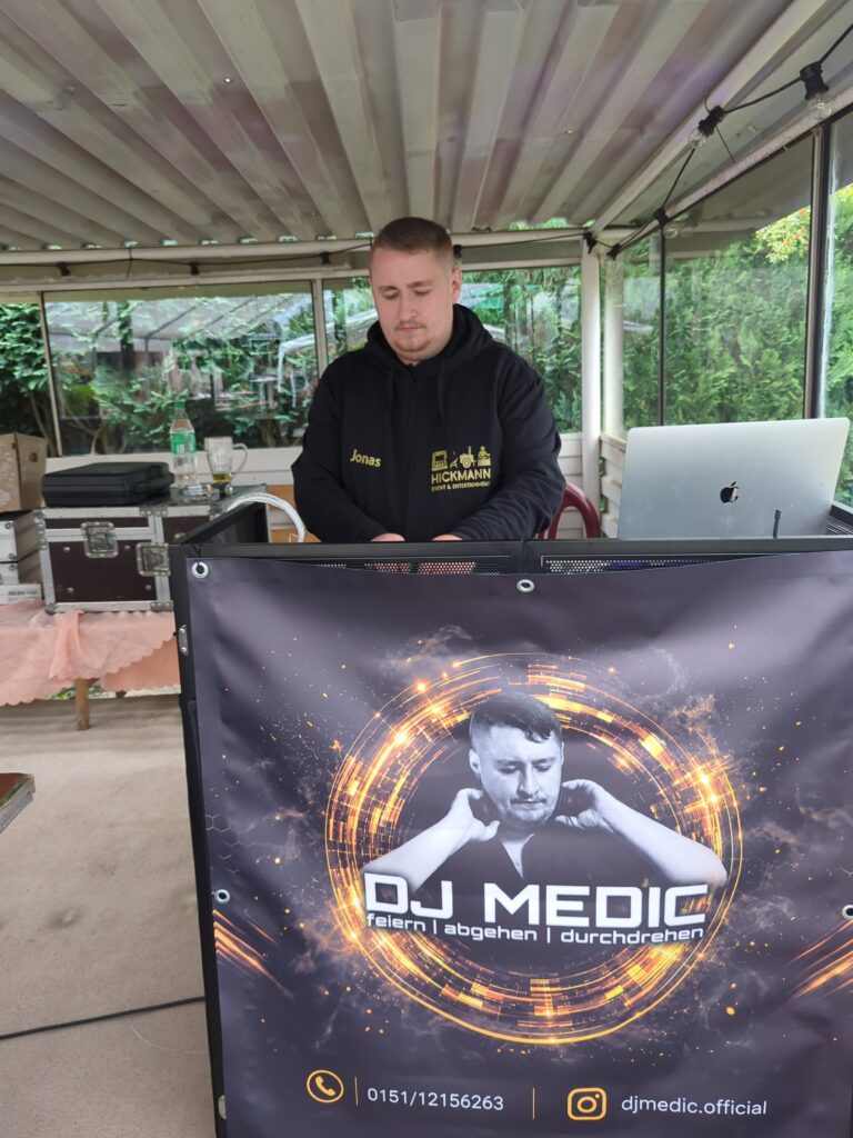 DJ Medic Jonas konzentriert am Mischpult beim Jubiläumsfest des KGV Gute Hoffnung