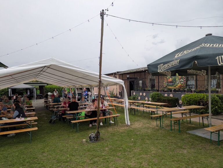 Gut besuchter Festplatz vor dem Vereinsheim des KGV Gute Hoffnung in Delitzsch