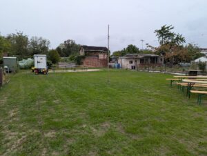 Noch freie Festwiese im KGV Gute Hoffnung, auf der am Samstag eine Hüpfburg und Kinderspiele aufgebaut werden