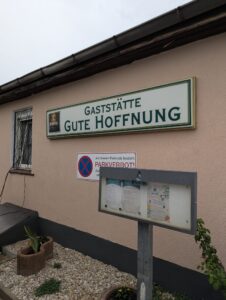Schild der Gaststätte Gute Hoffnung am renovierten Vereinsheim in Delitzsch