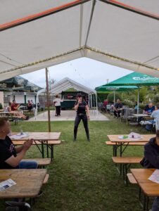 Schlagersängerin Jazzmin singt beim Jubiläumsfest des KGV Gute Hoffnung zwischen den Festbänken