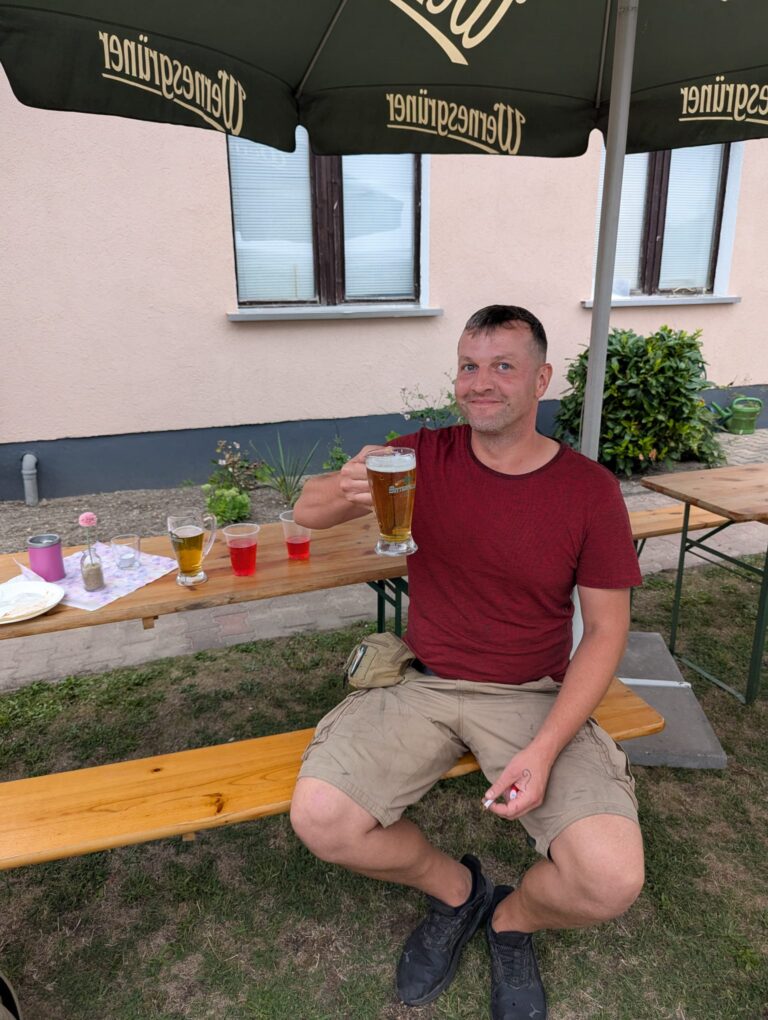 Ein Gast stößt beim Jubiläumsfest des KGV Gute Hoffnung mit einem Bier an